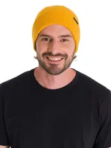 Gorro de lana amarillo con logo negro en el lateral.