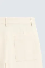 Pantalón negro de corte amplio, tipo balloon fit, con pinzas en la cintura, bolsillos laterales y traseros de ojal.