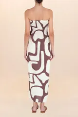 Vestido largo sin mangas, con escote recto y parte superior fruncida con elástico. Estampado abstracto en tonos marrón y blanco.