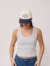 Musculosa a rayas horizontales verdes y blancas, de corte ajustado y breteles anchos.