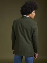 Blazer de vestir color verde oliva con textura tweed, solapa de muesca y cierre de dos botones.