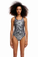 Traje de baño enterizo con estampado de cebra en tonos plateados y negros, de espalda deportiva.