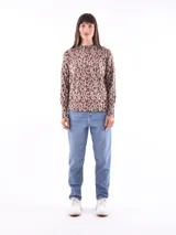 Sweater color beige con estampado de leopardo, cuello redondo y mangas largas.
