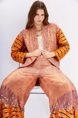 Kimono de viscosa con bordado matelasé vertical y mix de estampas en tonos naranja, rosa y marrón.