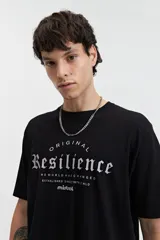 Remera color crema de manga corta con cuello redondo y estampado frontal con la palabra 'Resilience' en tipografía gótica.