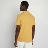 Remera amarilla de punto de piqué con cuello polo y mangas cortas.