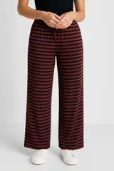 Pantalón de poliéster a rayas horizontales color beige y marrón, de calce holgado y tiro medio, con cintura elástica ajustable con cordón.