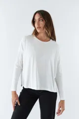 Remera blanca de algodón con mangas largas y cuello redondo.