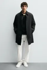 Zapatillas deportivas blancas de caña baja con detalle de color gris en el talón y suela con volumen.