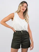 Short verde de tiro alto con acabado engomado.