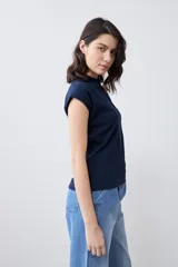Remera azul marino de tejido canalé, con cuello polo y mangas cortas.