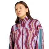 Campera Adidas Farm Tiro Tt para mujer, con estampado geométrico en tonos borgoña, lila y blanco. Presenta cierre frontal, cuello alto y mangas largas con las tres líneas características de Adidas en color celeste. Logo de Adidas bordado en el pecho.