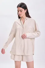 Camisa casual de manga larga color beige confeccionada en lino.