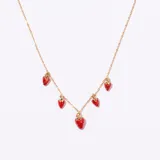 Colgante tipo gargantilla de cadena dorada con cinco dijes colgantes de fresas esmaltadas en rojo y verde.