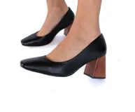 Zapatos de tacón negros con punta cuadrada y tacón geométrico de madera.