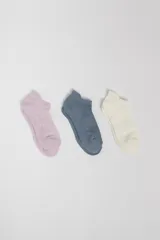 Pack de tres pares de medias deportivas de corte bajo, en color rosa, gris y blanco.