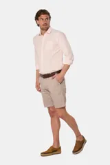 Bermuda color beige de corte clásico, confeccionada en algodón y spandex.