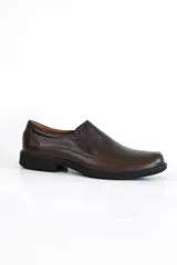 Zapato marrón de cuero liso, con puntera cuadrada y elásticos laterales.