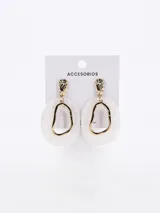 Aretes colgantes dorados con forma de gota irregular. La parte superior es un poste texturizado dorado, del cual cuelga una pieza ovalada blanca con un borde interno dorado irregular.