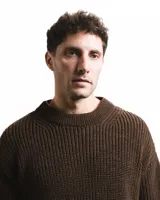 Sweater marrón de lana Corriedale sin teñir, con cuello redondo y corte holgado.