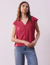 Camisa color ladrillo de satén, marca Alex & Lili. Cuello a la base con solapa, escote en V, apertura central con botones y sisas con volados.