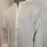 Camisa verde militar de manga larga con cuello mao y corte regular.