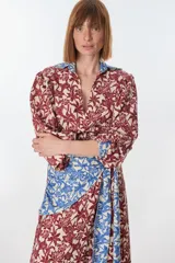 Camisa de manga larga con estampado floral en tonos rojo, beige y azul.