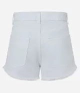 Short de sarga color blanco, modelo slim, con trabillas en la cintura, bolsillos, cierre delantero con botón y cremallera, y terminación deshilachada.