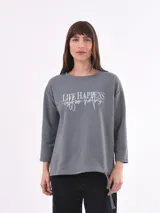 Buzo celeste de corte clásico con mangas 3/4 y estampado frontal con la frase "Life Happens Coffee Helps".