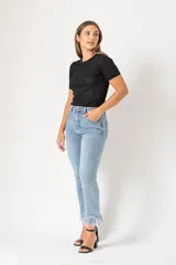 Remera negra de viscosa con cuello redondo y mangas cortas.