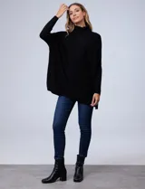 Polera tejida negra, de corte oversize, con cuello tortuga y mangas largas japonesas con puño elastizado.