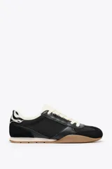 Zapatillas deportivas negras con detalle de estampado animal en la parte trasera, suela color caramelo y ajuste con cordones.