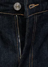 Pantalón de jean de tiro alto color azul oscuro, corte slim fit y largo cropped.