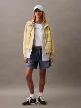 Remera blanca de Calvin Klein con logo bordado en el frente. De corte slim y mangas cortas.