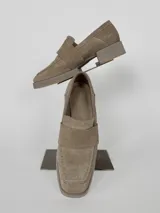 Mocasín de gamuza color beige, con suela plana y detalle de antifaz.