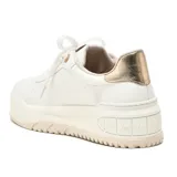 Zapatillas urbanas color blanco con detalles dorados en el talón y la lengüeta.