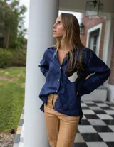 Camisa azul marino de lino o algodón con bolsillo de pelo de vaca.