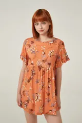 Vestido corto color naranja con estampado floral multicolor, de corte holgado y mangas cortas con volados.