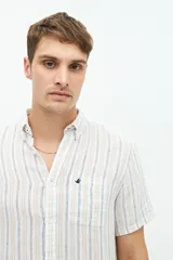 Camisa de manga corta confeccionada en lino y algodón, con fit regular y logo bordado.