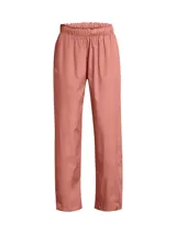 Pantalón deportivo Under Armour Rush OS Woven para mujer, color rosa, de corte holgado, con cintura elástica, bolsillos laterales y cierres en los tobillos. Confeccionado en tejido con infusión de minerales que ayuda a combatir la fatiga.