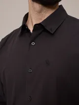 Camisa blanca de manga larga, confeccionada en algodón.