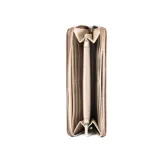 Billetera de símil cuero color taupe con cierre perimetral. Tiene un bolsillo externo con cierre, diez compartimentos internos y herrajes plateados.