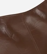 Cartera hobo grande de material sintético color marrón, con cierre de botón a presión y asa larga con detalle de eslabones metálicos.