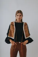 Chaleco de paño de lana tejido en Uruguay con tientos 100% cuero, flecos y forro de algodón.