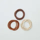 Pack de 15 gomas de pelo elásticas, en colores marrón, bronce y dorado. Ideales para sujetar el cabello con estilo y comodidad.