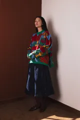 Sweater tejido con diseño jacquard multicolor inspirado en la receta de la pasta frola, con cuello, puños y ruedo en color verde.