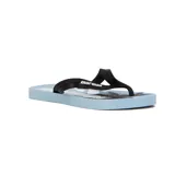 Chinelas de dedo con base celeste y estampado de palmeras y logo Mormaii en blanco y negro.