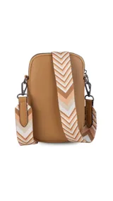 Bandolera pequeña tipo 'phone bag' de símil cuero color rosado pálido, con cierre de cremallera y correa ancha de tela con diseño de chevron en tonos claros.