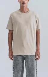 Remera color arena de manga corta y cuello redondo, con calce regular y recorte en la espalda.