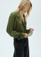 Blusa verde oliva de gasa con cuello de pico, volantes y mangas largas abullonadas.